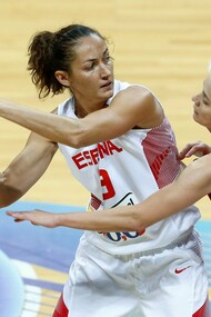 La jugadora de la selección española de baloncesto Laia Palau defiende el balón frente a una rival