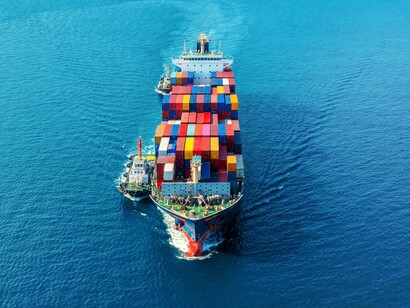 Navio cargueiro. Com isso, claro, a gestão do canal foi ficando mais complexa. O fluxo de embarcações foi aumentando consideravelmente e as rivalidades entre europeus também. Tudo isso forjou a necessidade da organização da Conferência de Constantinopla em 1888 para dar a quem desejasse a garantia de uso do canal. Além dos interesses ingleses e franceses, à essa altura da exploração massiva de petróleo e seus derivados, norte-americanos, africanos e médio-orientais também disputavam o seu lugar ao sol
