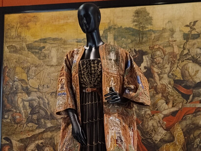 Les échos du passé où les étoffes, les gestes et les silhouettes semblent figés dans le temps, rappelant que la mode a toujours été un langage social et artistique