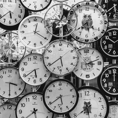 Egli afferma che la cronologia tradizionale si basi su testi manipolati e che la storia contenga copie sovrapposte degli stessi eventi