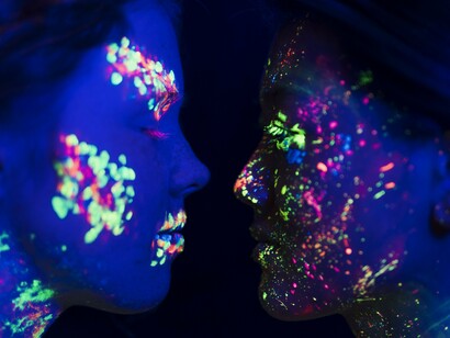 Vivid colours across quiet faces, mirroring the heightened sensitivity unfolding when we transcend the 3D space