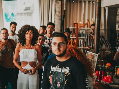 Grupo de jovens em São Paulo. Portanto, tanto a investigação detalhada de eventos específicos quanto a consideração das perspectivas das crianças podem enriquecer nossa compreensão da história e da cultura brasileira