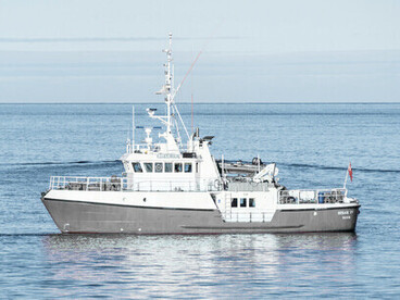 À Sisimiut au Groenland, la présence du patrouilleur SISAK IV rappelle que dans l’Arctique, la souveraineté se matérialise par la surveillance : chaque navire devient un signal discret dans la compétition des puissances