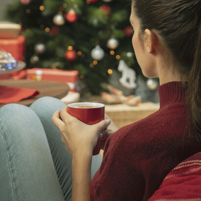 Entre fachadas brillantes y noches ruidosas, la memoria camina despacio, buscando una mano que ya no está pero todavía abriga