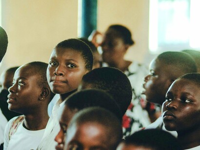 Na fase inicial da formação do Estado, a “cultura” firmou-se no ideário sob o qual se construíram as bases de um homem novo. Em 1975, ano da independência do país, criou-se o primeiro Ministério da Educação e Cultura, cujo objetivo era suplantar os sentimentos de pertença local regional ou étnica, construindo expressões e sentimento de pertença nacionais: danças, ritmos musicais, esculturas, registros de resistência e outros elementos que deviam, a partir da época, passar a ser sinónimo da memória coletiva dos moçambicanos





