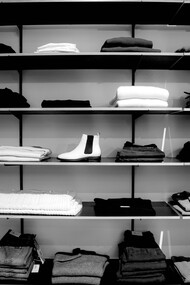 Roupas e calçados em prateleiras na loja