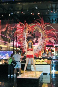 Loja da Victoria’s Secret em Los Angeles. Por décadas, a Victoria’s Secret foi uma potência no mundo da moda íntima. Seus desfiles anuais eram um espetáculo aguardado globalmente, reunindo as maiores modelos do mundo e performances de artistas renomados. Entretanto, o sucesso estava enraizado em uma visão limitada de beleza: magreza, eurocentrismo e um apelo sexual que começou a destoar dos valores contemporâneo