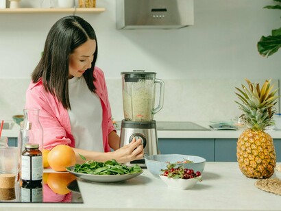 Muher prepara smothie com vegetais. Tudo isto é coerente com o conceito de Uma Só Saúde (One Health), que reconhece que a saúde dos seres humanos, dos animais domésticos e selvagens, das plantas e do ambiente em geral (incluindo os ecossistemas) está intimamente ligada e é interdependente. A nossa saúde está ligada não só ao ambiente externo, mas também ao nosso viroma e microbioma internos