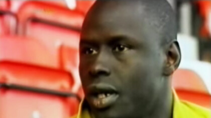 En 1996, Ali Dia engañó al entrenador del Southampton haciéndose pasar por primo de George Weah. Con una llamada falsa, firmó un contrato de un mes, pero jugó...53 minutos