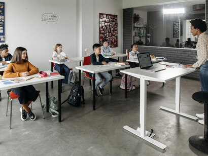 Competências digitais, como a compreensão do funcionamento da IA e a reflexão sobre o uso de dados, são fundamentais para preparar os alunos para os desafios futuros no contexto educacional