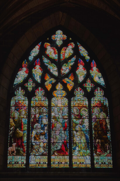 Glasmalerei mit Spitzbogen. St. Giles, Edinburgh, Schottland
