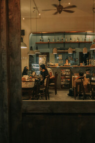 O café não era muito movimentado, mas Fernando tinha por hábito ir para lá desenhar as pessoas que se sentavam, posições, os diferentes corpos. No interior do café existiam alguns dos seus desenhos que fizera no passado