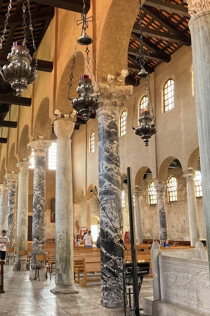 Interno della Basilica di Santa Eufemia, Grado, Italia, foto di Flavius Roversi