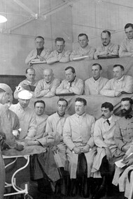 Alexis Carrell (con una cofia blanca) demuestra su técnica de sutura vascular en el Instituto Rockefeller 