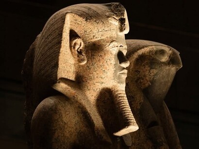 In primo piano il ritratto di Amenhotep II conservata nel nuovo museo egizio GEM - Grand Egyptian Museum, Il Cairo, Egitto