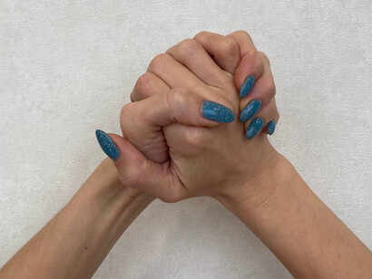 Crímenes de infiltración en contratos públicos, especialmente en la construcción y la sanidad.  Gesto de la mafia: léase "Jugar", Sicilia, Italia 
