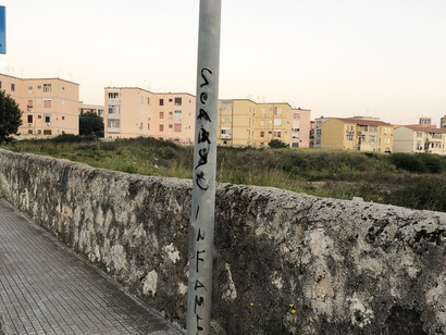 Aunque la *Cosa Nostra* ha perdido parte del poder y la visibilidad que tuvo en el pasado, no ha desaparecido. Según informes recientes de las autoridades italianas, sigue activa, aunque más cautelosa. Insultos contra los mafiosos arrepentidos en la calle Mazzanti de Siracusa, 26 de febrero de 2021, Sicilia, Italia 