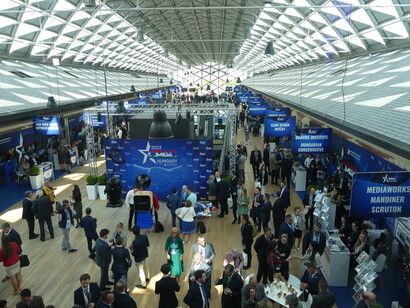 Zona anti-woke. Lema de CPAC Hungría 2023. Centro de convenciones Bálna, Budapest, HU