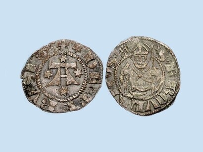 Italia, Perugia, 1260-1506. Bolognino d'agento. Sul verso presenta mezzo busto di Sant'Ercolano, con il bastone pastorale e l'iscrizione:  S°ERCVLANVS°(scudo).
Sul retro una "A" affiancata da 4 stelle a sei raggi, e iscrizione: *DE°°PERVSI°°°  