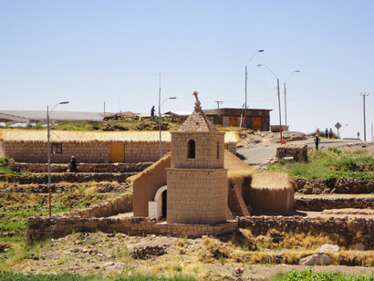 Aquí no domina una geometría rígida, sino lo que llamamos degeometría: una organización espacial que nace de la lectura del relieve, de los recorridos tradicionales, del clima y de las relaciones sociales. Socaire, Atacama, Chile