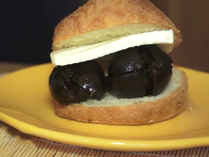 El pan con higo y queso aparece como un gesto simple y delicioso de la gastronomía local, cálido y accesible