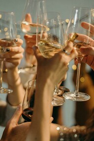 Pssoas brindam o novo ano. É sobre isso: tentar, falhar, reclamar no Twitter e tentar de novo
