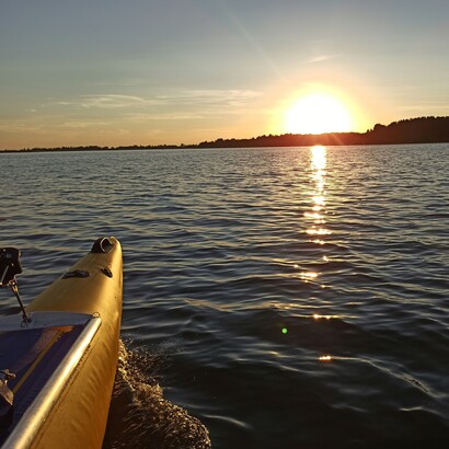 In mare aperto, le onde e il cielo assumono il ruolo di principale fonte di informazione e contemplazione, sostituendo i flussi continui dei social network