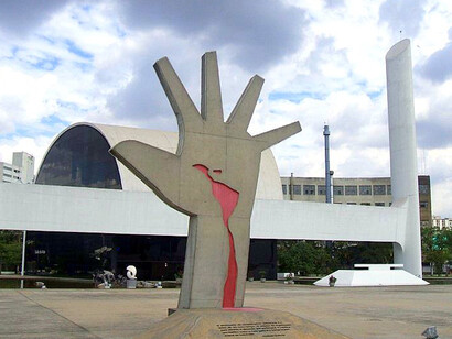 No será fácil que Lula gane las elecciones previstas para octubre de 2026, aunque las encuestas le dan como favorito. Está a punto de cumplir 80 años y la mayoría social y parlamentaria en Brasil la detentan fuerzas ligadas al agronegocio, el bolsonarismo y las iglesias evangelistas. Escultura «Mão» (Mano), de Oscar Niemeyer (1907-1912). Ubicada en el Memorial de América Latina, São Paulo, Brasil