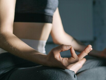 Muitos evitam o silêncio porque acreditam que “não têm tempo” para ele. Mas essa é apenas a desculpa socialmente aceita para não encarar a realidade interna. O tempo existe — o que falta é disposição para atravessar o desconforto inicial. Sim, o silêncio pode ser doloroso. Ele é o espelho que mostra tanto o que você gosta quanto o que não gosta de ver. E, como qualquer cura, pode arder no começo


