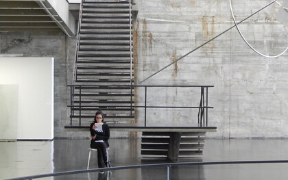 A história do Museu de Arte Moderna do Rio de Janeiro começa em 1948, fruto da iniciativa de um grupo de intelectuais, artistas e empresários que acreditavam na força transformadora da arte. Inspirados pelos movimentos modernos que ganhavam espaço no Brasil e no mundo, eles idealizaram um museu que fosse mais do que um espaço expositivo — um centro de pensamento, experimentação e educação artística