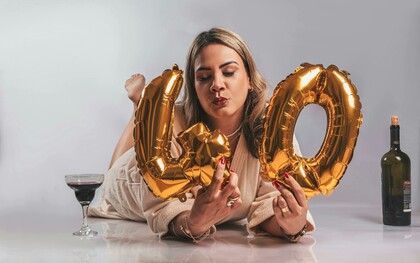 Mulher comemora seus 40 anos de idade. Aos 40, o tempo é um aliado e um inimigo ao mesmo tempo. Ele passa mais rápido e mais devagar. Ele pesa mais e ao mesmo tempo parece aliviar. Envelhecer é um processo que exige paciência, não só com o corpo, mas com a própria mente. E, acima de tudo, exige coragem. Coragem para encarar os desafios diários, para aprender a viver com as incertezas, para lidar com a nova fase da vida sem se deixar abalar pelas expectativas externas