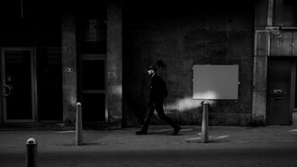 L’individu solitaire, ignoré et laissé pour compte dans une société où l'inaction des autorités laisse la place aux criminels