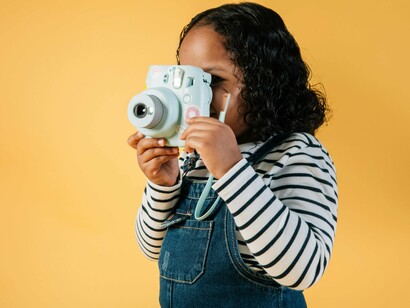 A família é o primeiro contexto de socialização da criança. Conforme o Estatuto da Criança e do Adolescente (Lei 8.069/1990, art. 4º), cabe aos pais e responsáveis “assegurar o desenvolvimento físico, mental, moral, espiritual e social, em condições de liberdade e dignidade” (Brasil, 1990). Quando mães, pais ou cuidadores participam ativamente de brincadeiras, contam histórias e demonstram afeto em atos cotidianos, eles criam memórias afetivas duradouras que servem de alicerce emocional ao longo da vida (Bronfenbrenner, 1979)


