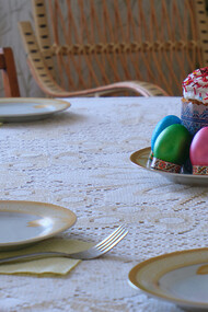 Mesa de Domingo de Páscoa. Era Domingo de Páscoa, agora que os sogros tinham morrido, o almoço limitava-se a receber o Pedro, um amigo da sogra, que adorava falar sobre ciência e astronomia