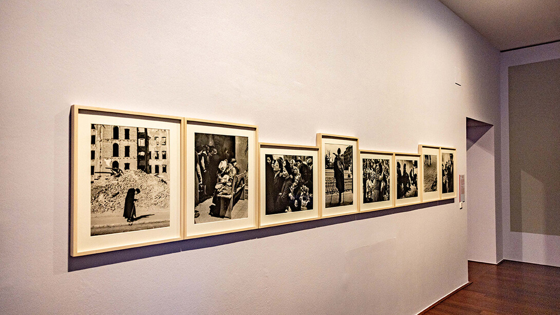 Verschiedene künstler, EveryBody! Was körper erzählen. Fotografie und medienkunst von 1945 bis heute, ausstellungsansicht. Mit freundlicher genehmigung des Museums der Moderne