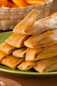 Tamales, alimento de origen precolombino, preparado generalmente a base de masa de maíz rellena de carnes, vegetales, salsas y otros ingredientes