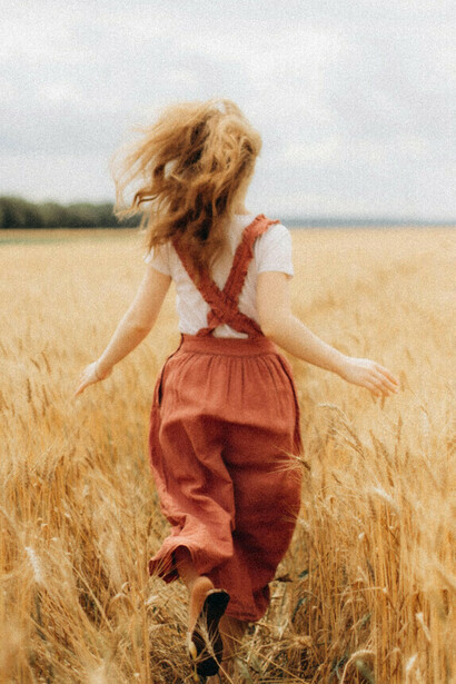 Mientras el FOMO nos empuja a mirar constantemente hacia afuera, el JOMO nos recuerda que a veces la verdadera experiencia de vivir ocurre cuando dejamos de buscarla en todas partes