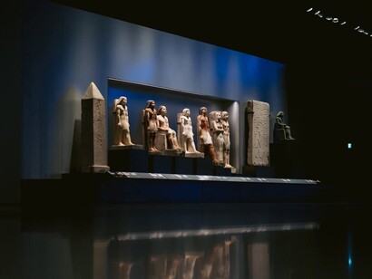 Esposizione di statue dell'antico Egitto all'interno del Grand Egyptian Museum (GEM), Cairo, Egitto