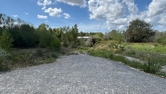 In copertina una delle strade di accesso al sito archeologico di Cellarulo a Benevento in totale stato di abbandono. Foto di Sandra Dello Iacovo, Benevento, Italia