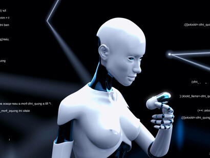 Figura robotica dalle sembianze femminili in flusso di codice digitale, che evoca un futuro in cui l'intelligenza artificiale e la biotecnologia si fondono