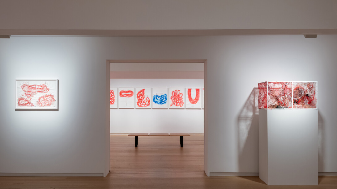Chiharu Shiota, Echoes between, vue d’exposition. Avec l’aimable autorisation de l’artiste et de Templon. Photo de Charles Roussel