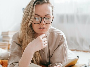 Entrei para clubes de leitura, mas minhas experiências não foram como eu esperava. Ou a escolha dos livros era excelente, mas a mediação era insuficiente ou a mediação era ótima, porém a escolha dos livros não era do meu gosto. Com relação a escolha do livro não ser do meu gosto pessoal, eu até me arrisco pois sei que posso me surpreender em alguma leitura, afinal “não devemos jamais julgar um livro pela capa”, não é mesmo? 