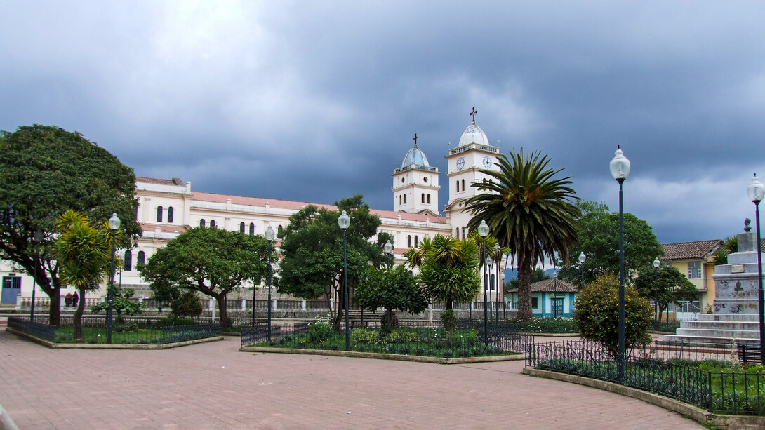 Plaza central de Guaranda, Ecuador. Guaranda se revela como una ciudad donde la historia, el color y la vida cotidiana conviven en calma