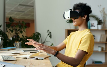 Para estudantes típicos, o excesso de estímulos pode gerar dispersão e dificuldade de aprofundamento. Já para estudantes atípicos, como aqueles com TDAH, Transtorno do Espectro Autista ou deficiências intelectuais, a falta de um ambiente estruturado e previsível torna o aprendizado ainda mais desafiador. Nesse sentido, a escola precisa investir em práticas inclusivas que equilibrem inovação com estratégias baseadas em evidências neurocientíficas, garantindo que todos, independentemente de seu perfil, possam avançar