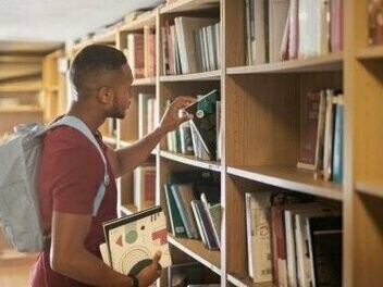 Estudante em biblioteca. Estranhei o fato de que ele estava fazendo uma entrega, mas não vestia roupas de trabalho. Não era o fato de estar bem-vestido para um entregador. Era a postura ereta, a fala clara, o gesto educado. Em tempos de pressa e indiferença, ele parecia fazer questão de não passar despercebido. Enfim, havia algo de diferente naquele jovem