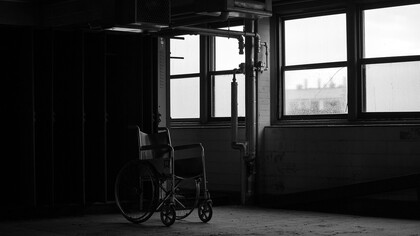 Hospital abandonado. Faz tempo que as politicas públicas em Moçambique principalmente no sector da saúde tem estado a falhar, senão em falência. Após a primeira república os governos subsequentes, nada fizeram no sector da saúde para que a população pudesse ter uma boa qualidade de vida, e um atendimento mais humanizado nos hospitais públicos