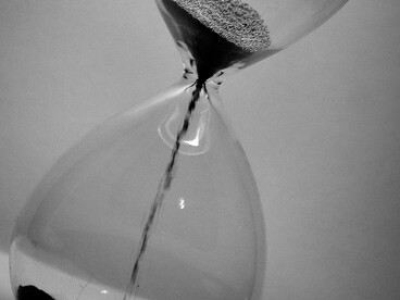 È l’istante in cui il caso diventa direzione, rivelando ciò che era rimasto in silenzio e chiedeva di emergere