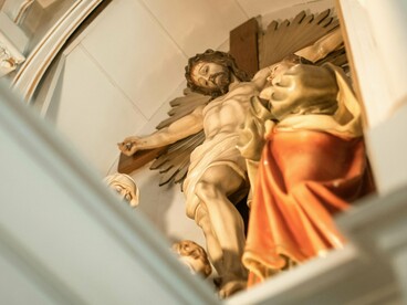 Mas, é nos lugares sagrados, nas hierópolis que o Brasil se manifesta entre os tempos e os desejos. Onde o sagrado e o profano se materializam em busca de respostas para tempos de incertezas. Hierópolis são lugares de hierofania, onde a manifestação do divino se sacraliza sem fronteiras com o profano