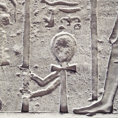 Nell’alchimia indica l’equilibrio tra i quattro elementi e il processo di trasformazione interiore. "Ankh" egizio, da rilievo ritrovato a Kom Ombo, Egitto