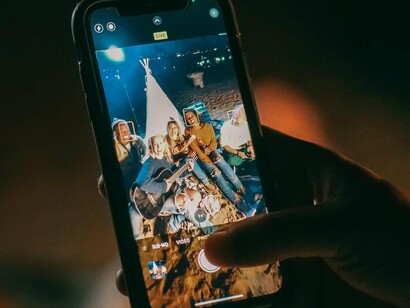 Neste novo ecossistema, o que se repete não é só a piada, mas também a procura de sentido através do outro. A tecnologia molda o comportamento, mas é o nosso desejo de nos vermos nos outros que alimenta o ciclo e o sistema